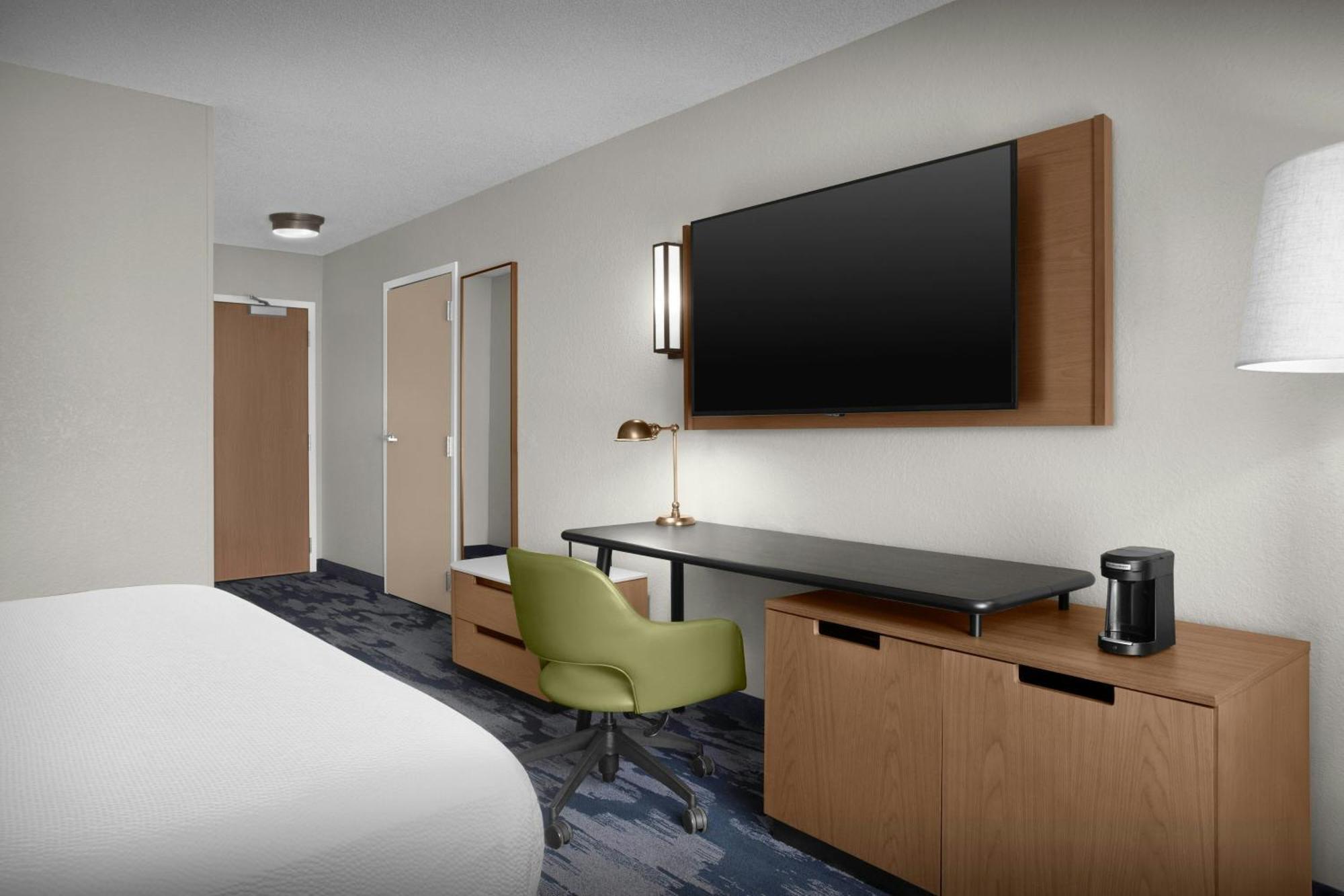 King Room with Roll-In Shower - Mobility Access/Hearing Accessible