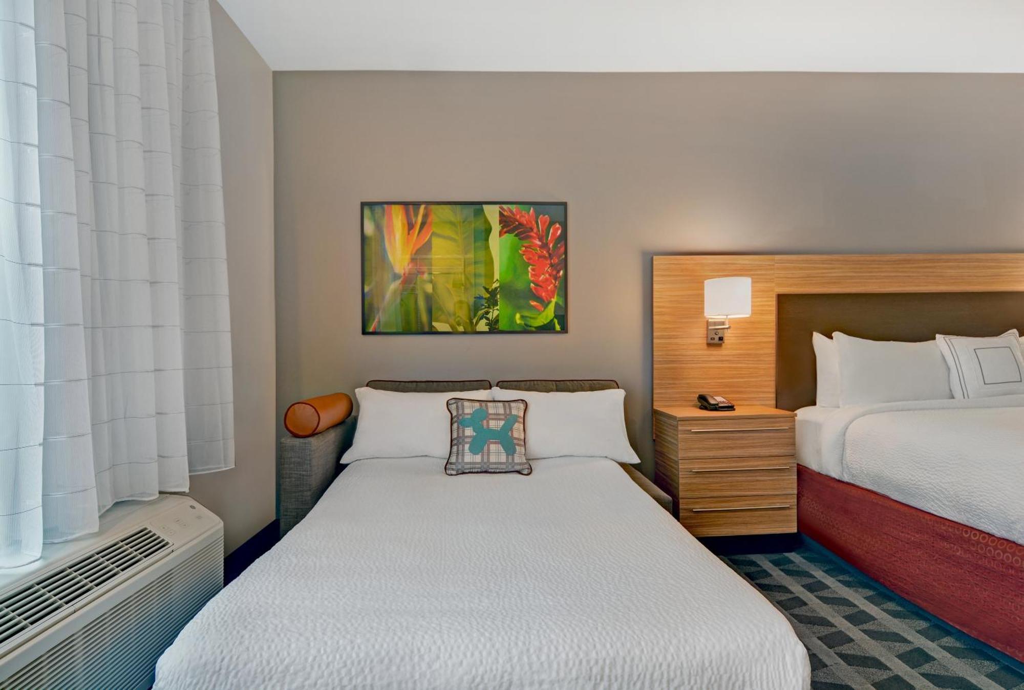 1 Bedroom Suite 1 Queen Sofa bed