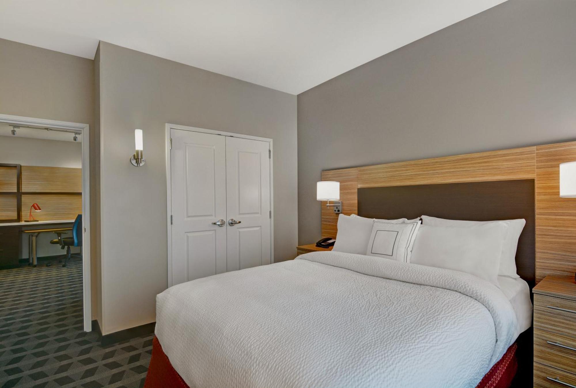 1 Bedroom Suite 1 Queen Sofa bed