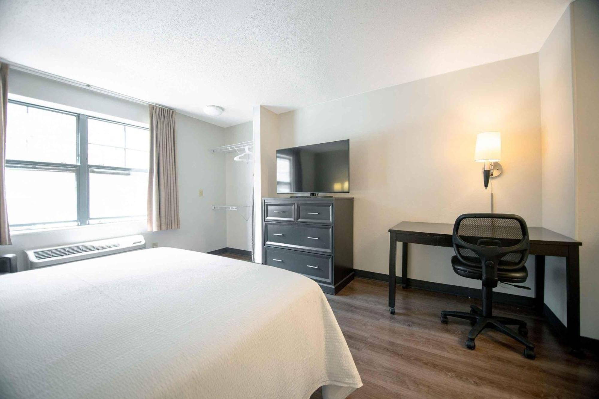 Deluxe Studio with 1 King Bed - Non-Smoking,1696622883:JPEG