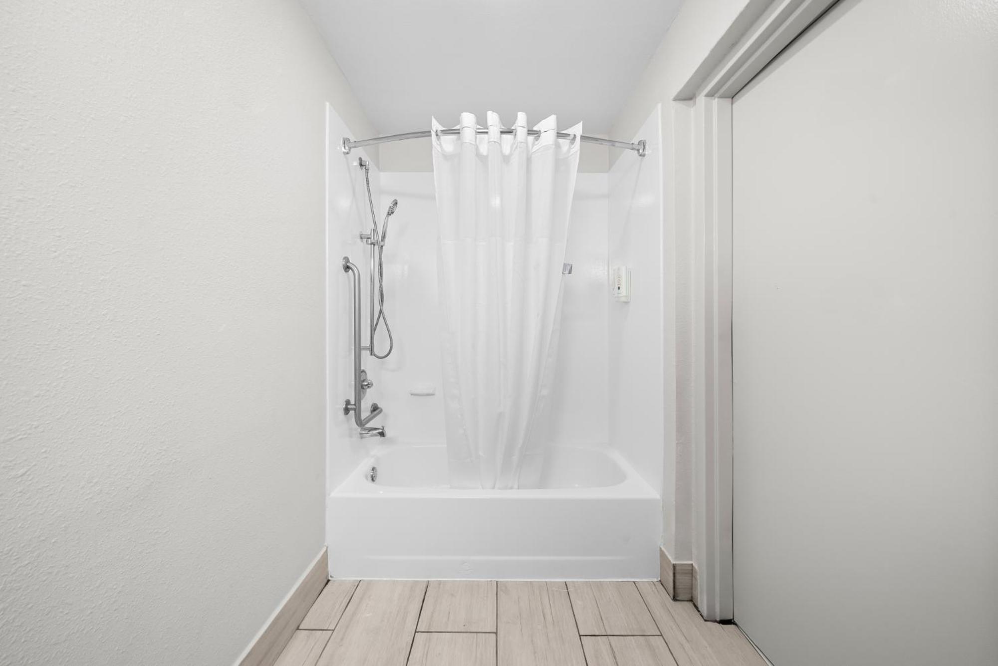 King Room with Tub - Disability Access/Non Smoking,1697798796:JPEG