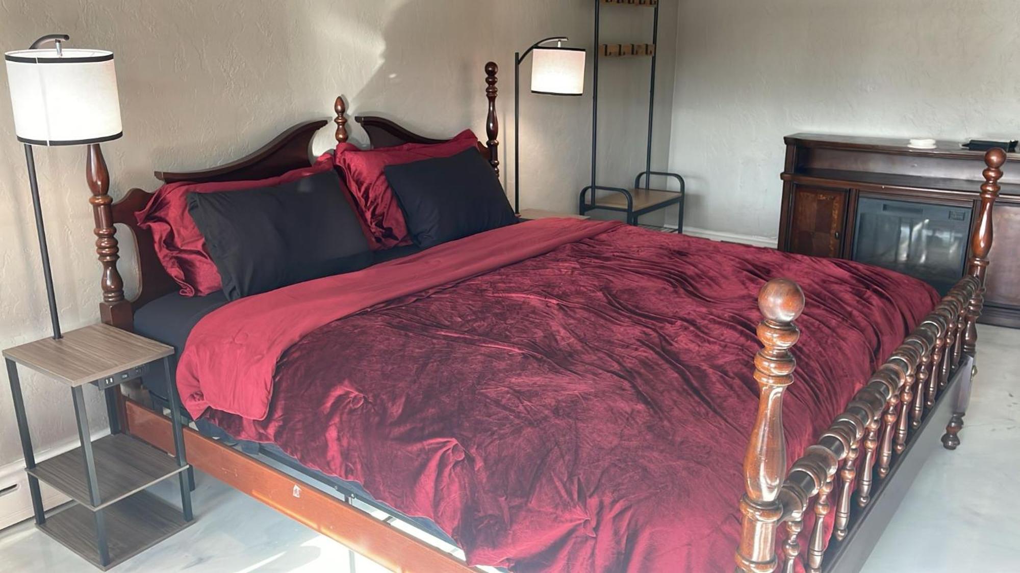 Deluxe King Room Daybed