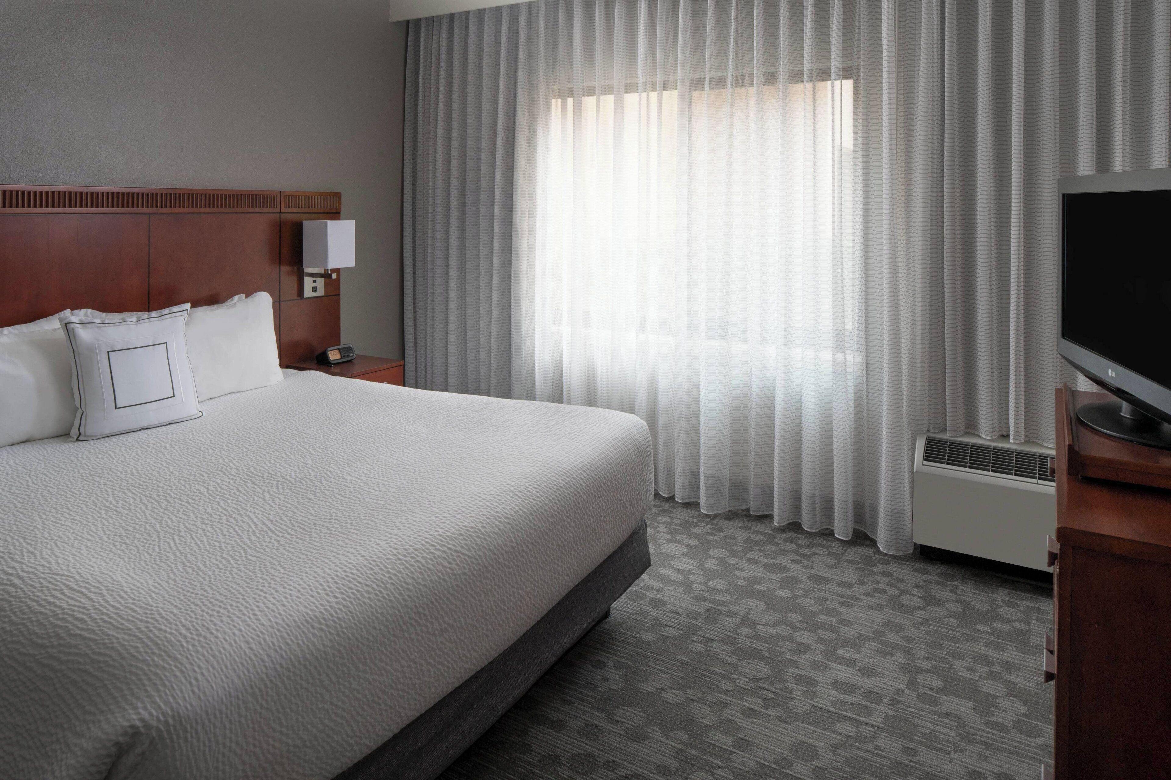 One-Bedroom Two-Room King Suite Balcony