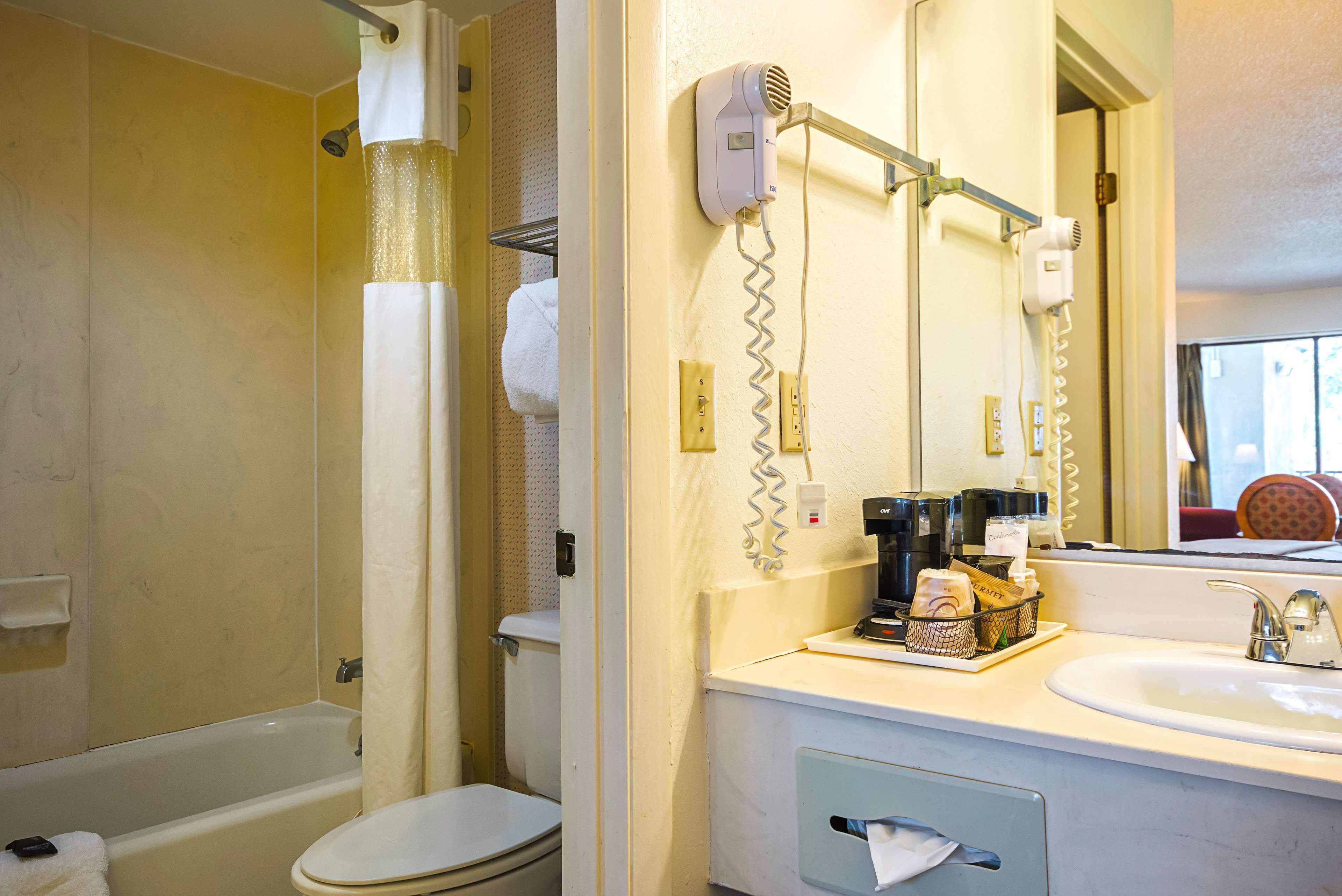1 Queen Accessible First Floor