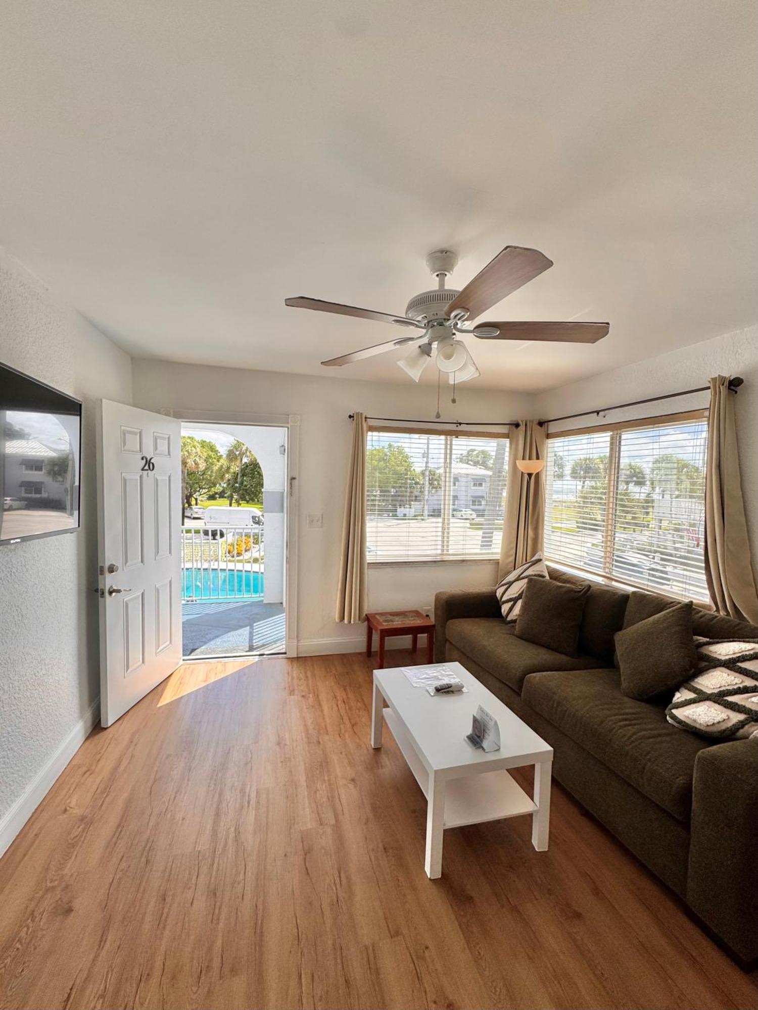 One Bedroom King Suite - Partial Ocean View,1706826535:JPEG
