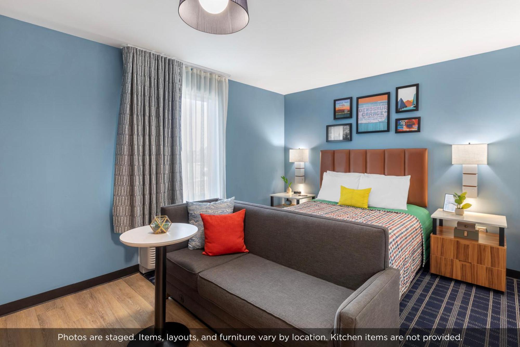 1 Queen Bed Accessible Non-Smoking Studio w or Kitchen