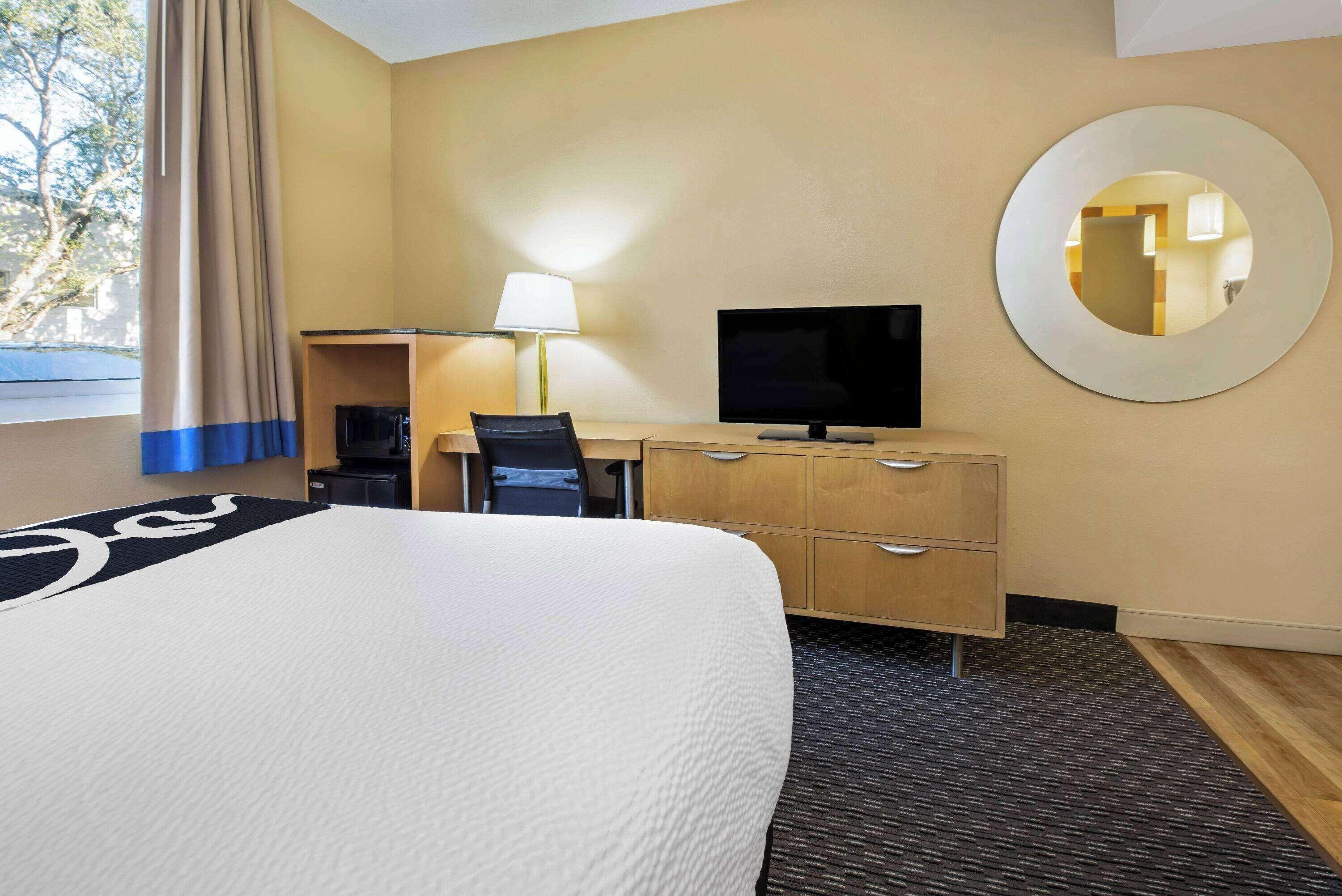 1 Full Bed Non-Smoking