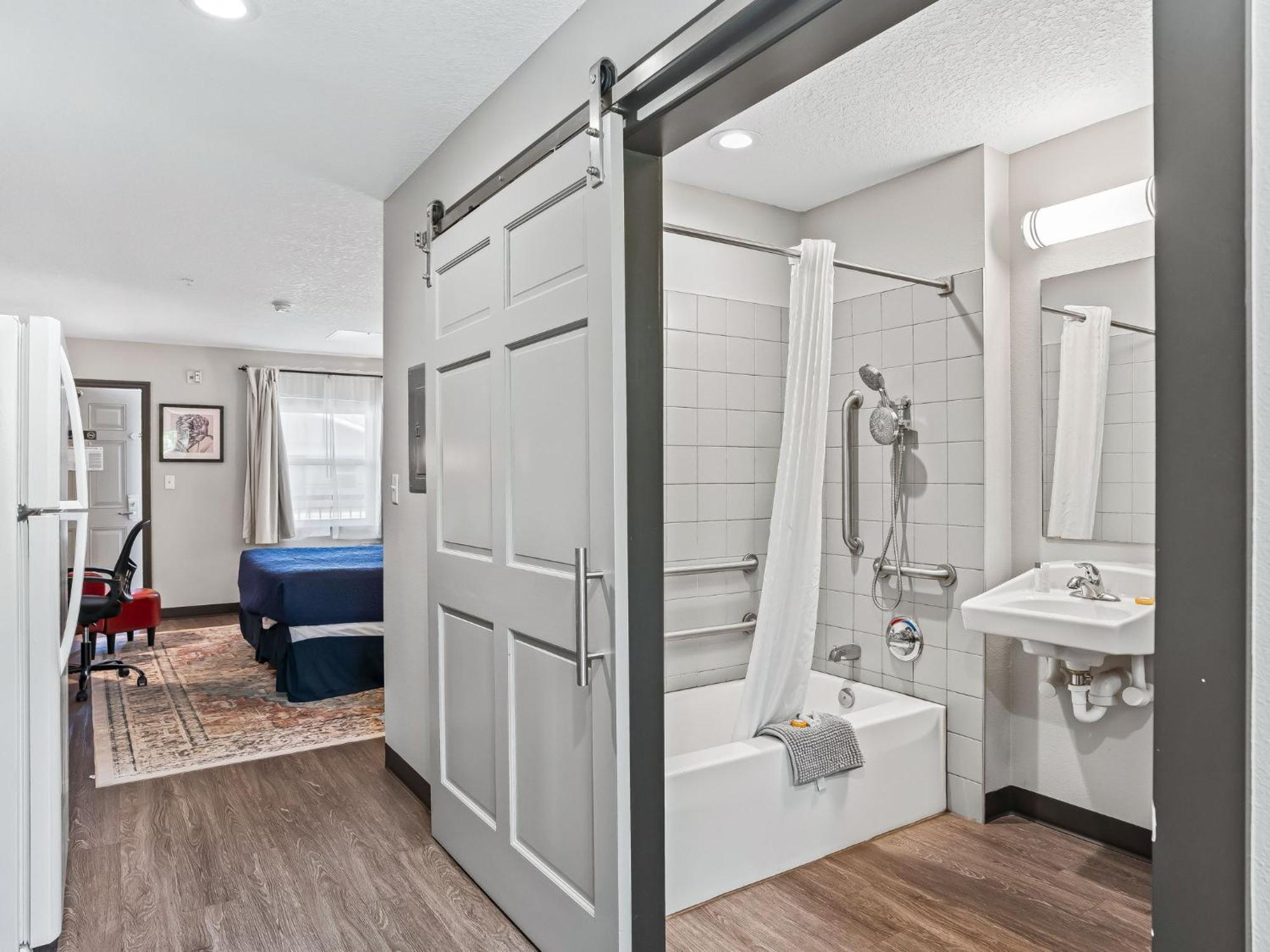 King Suite Roll Shower Mobility Accessible or Non-Smoking