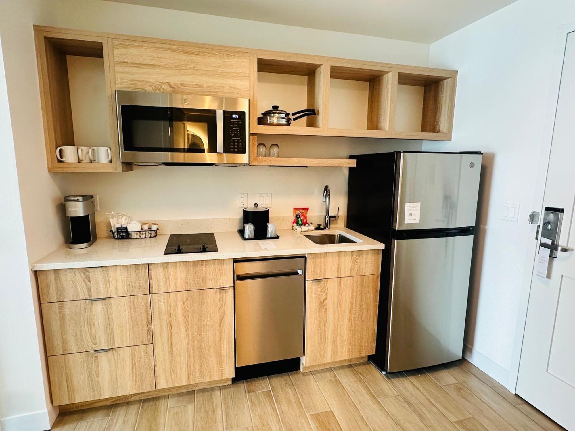 Queen Studio – Mobility Accessible with Tub