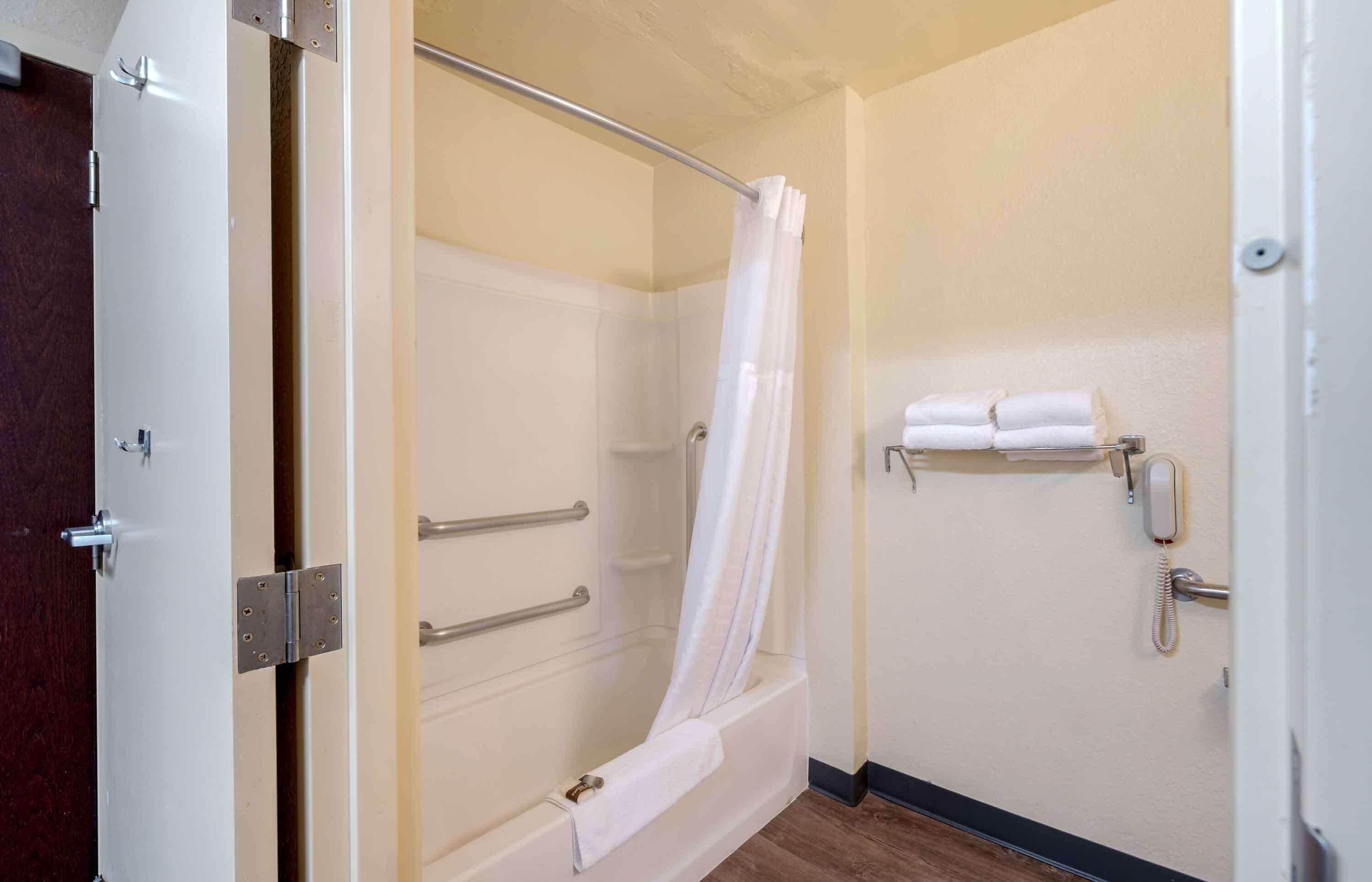 Queen studio 1 Queen Bed Disability Access or Non-Smoking