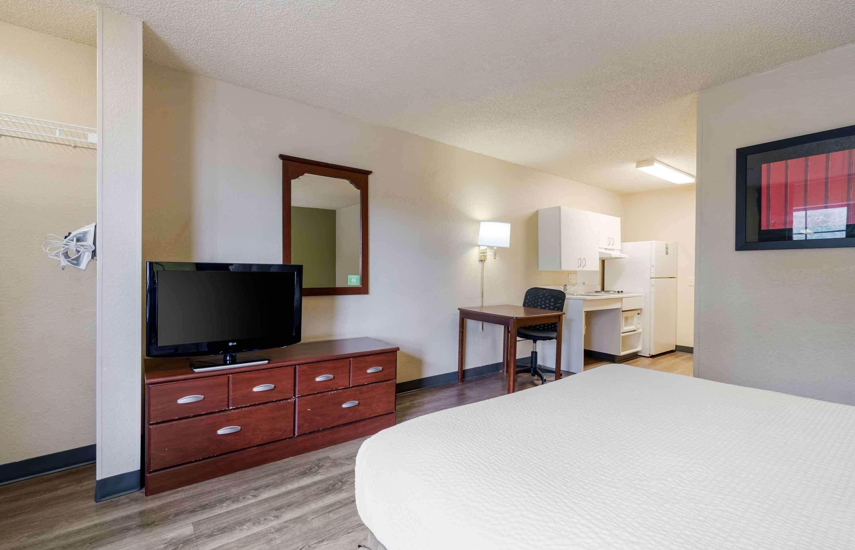 Queen studio 1 Queen Bed Disability Access or Non-Smoking