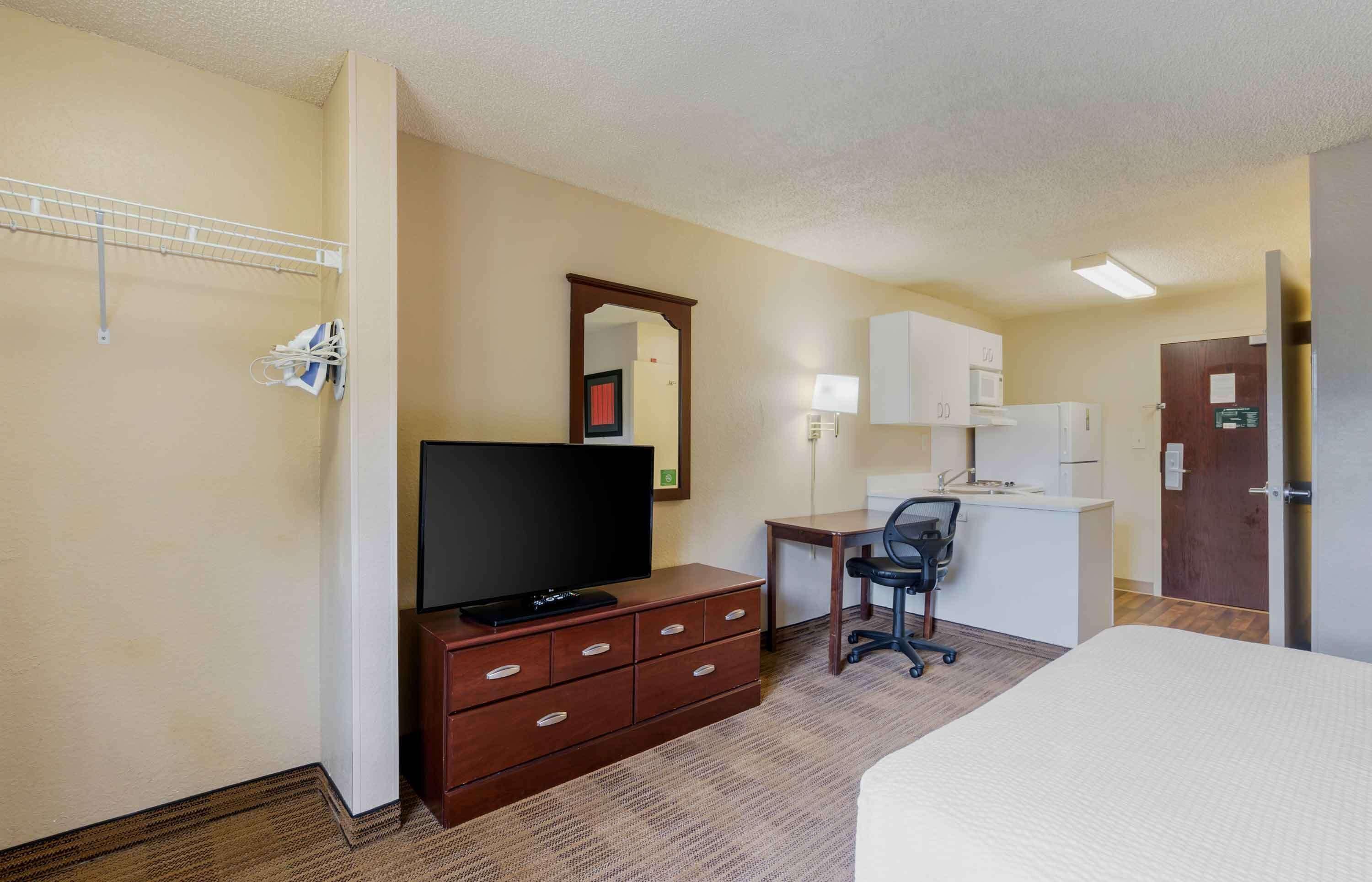 Queen studio 1 Queen Bed Disability Access or Non-Smoking