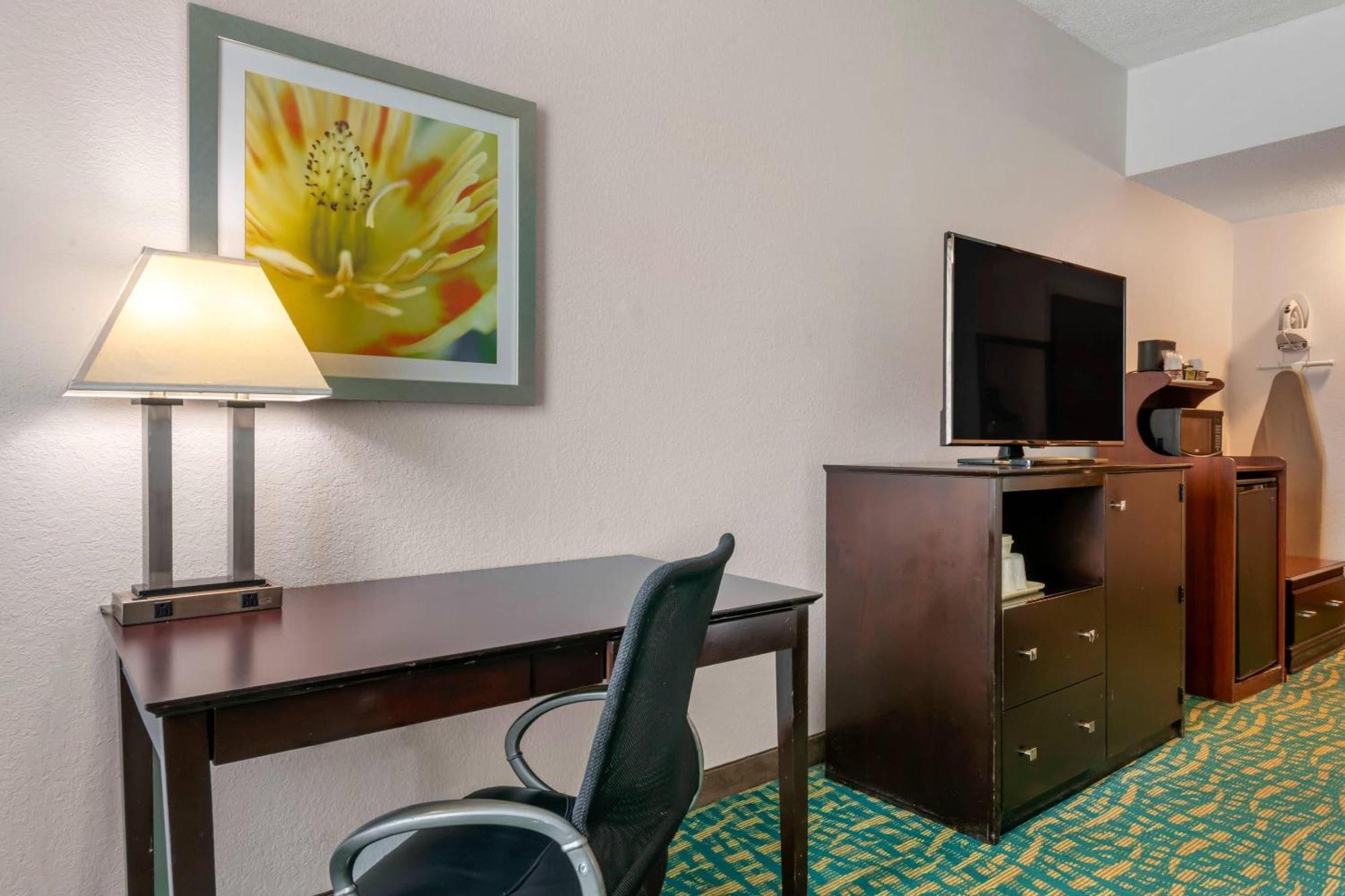 Queen Room Accessible or Nonsmoking