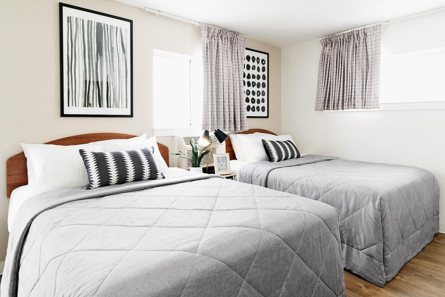 Upgraded 2 Full Bed Studio w or Kitchen