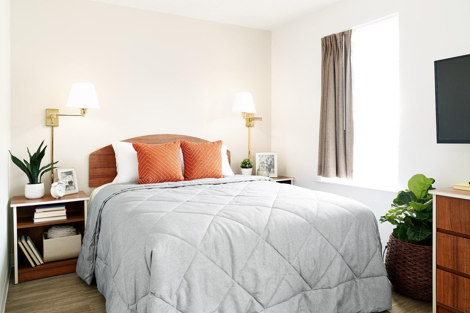 Traditional 1 Full Bed Studio w or Kitchen