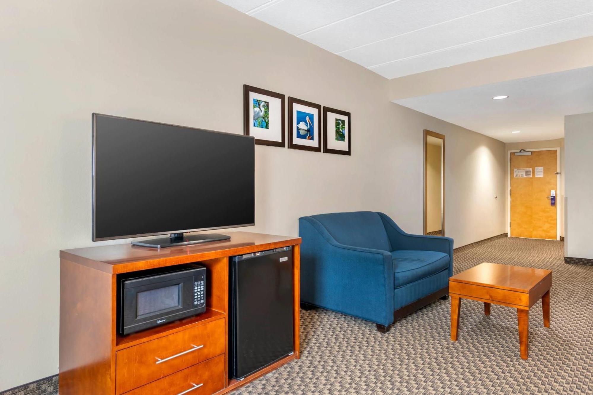 Queen Suite with Two Queen Beds and Sofa Bed - Non-Smoking