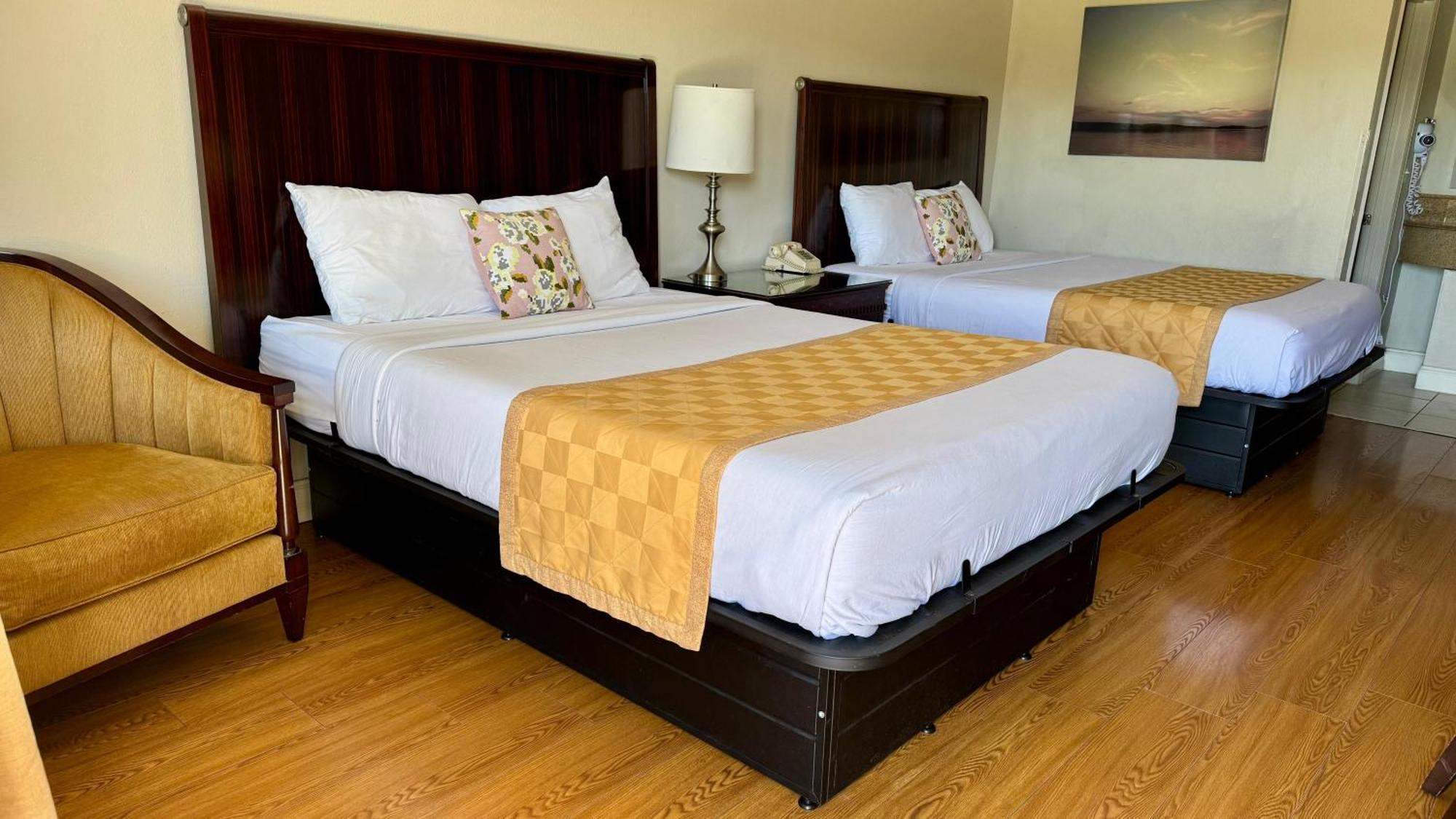 Deluxe Queen Room