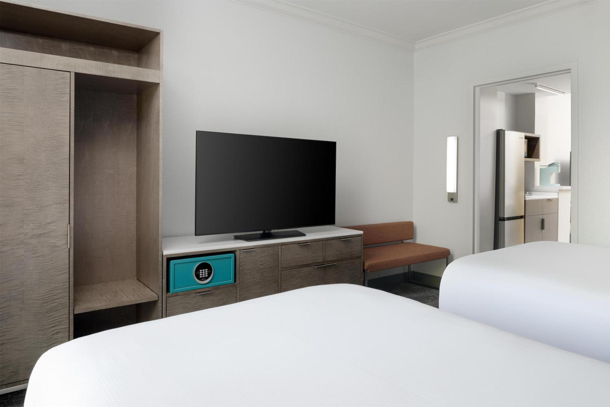Suite with Two Double Beds and Sofa Bed,1742647328:JPEG