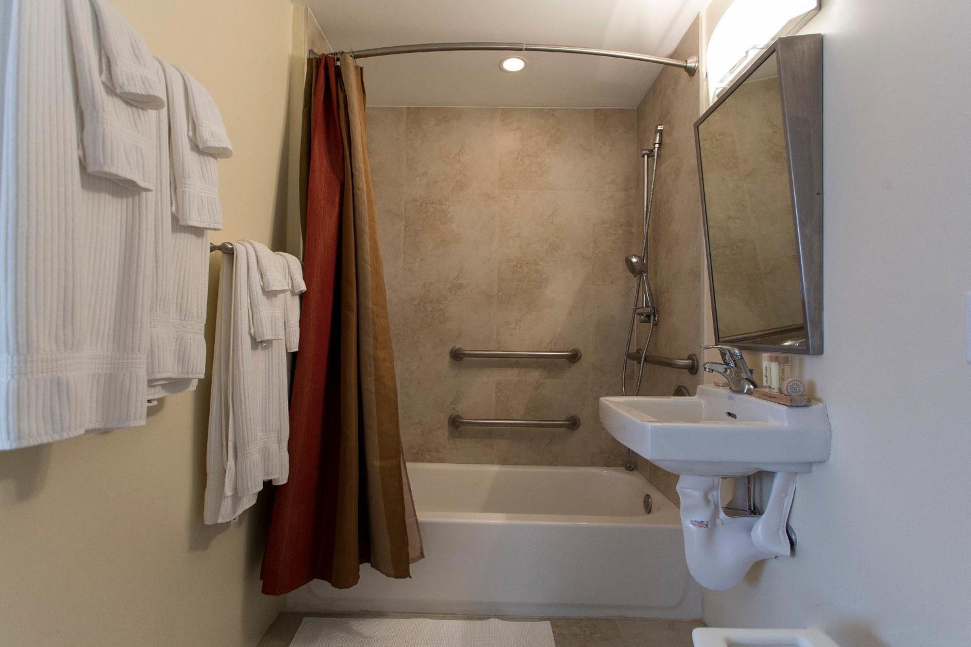 Queen Studio - Disability Access with Bathtub,1742836231:JPEG