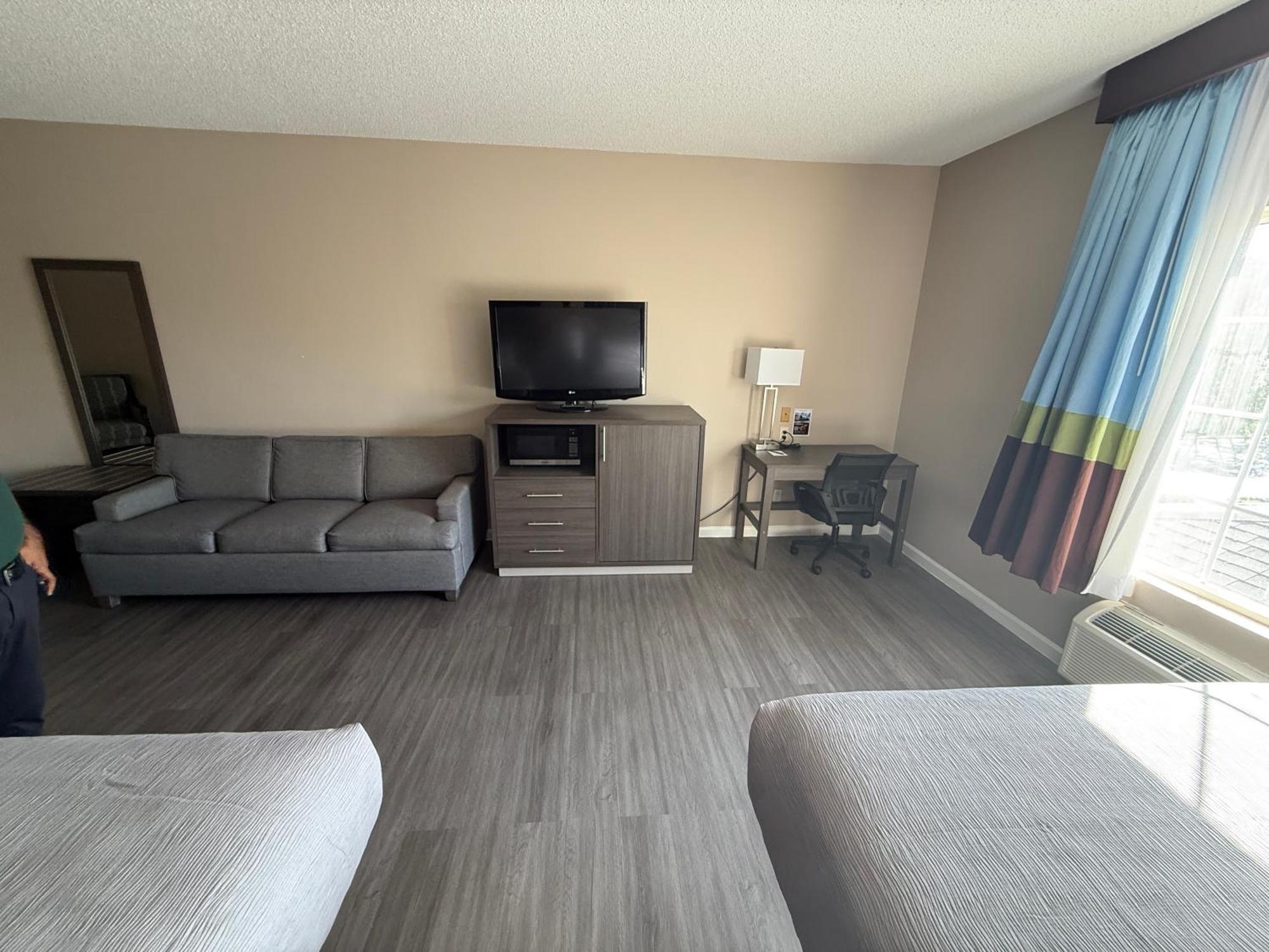 King Suite Sofa bed Non Smoking or Interior Corridor