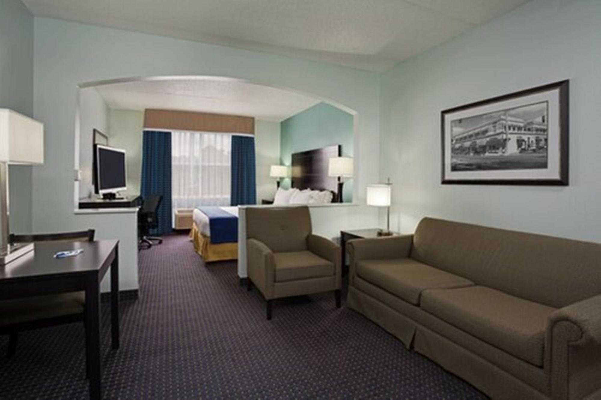 Standard King Room with Roll-in Shower - Mobility Accessible,1742858035:JPEG