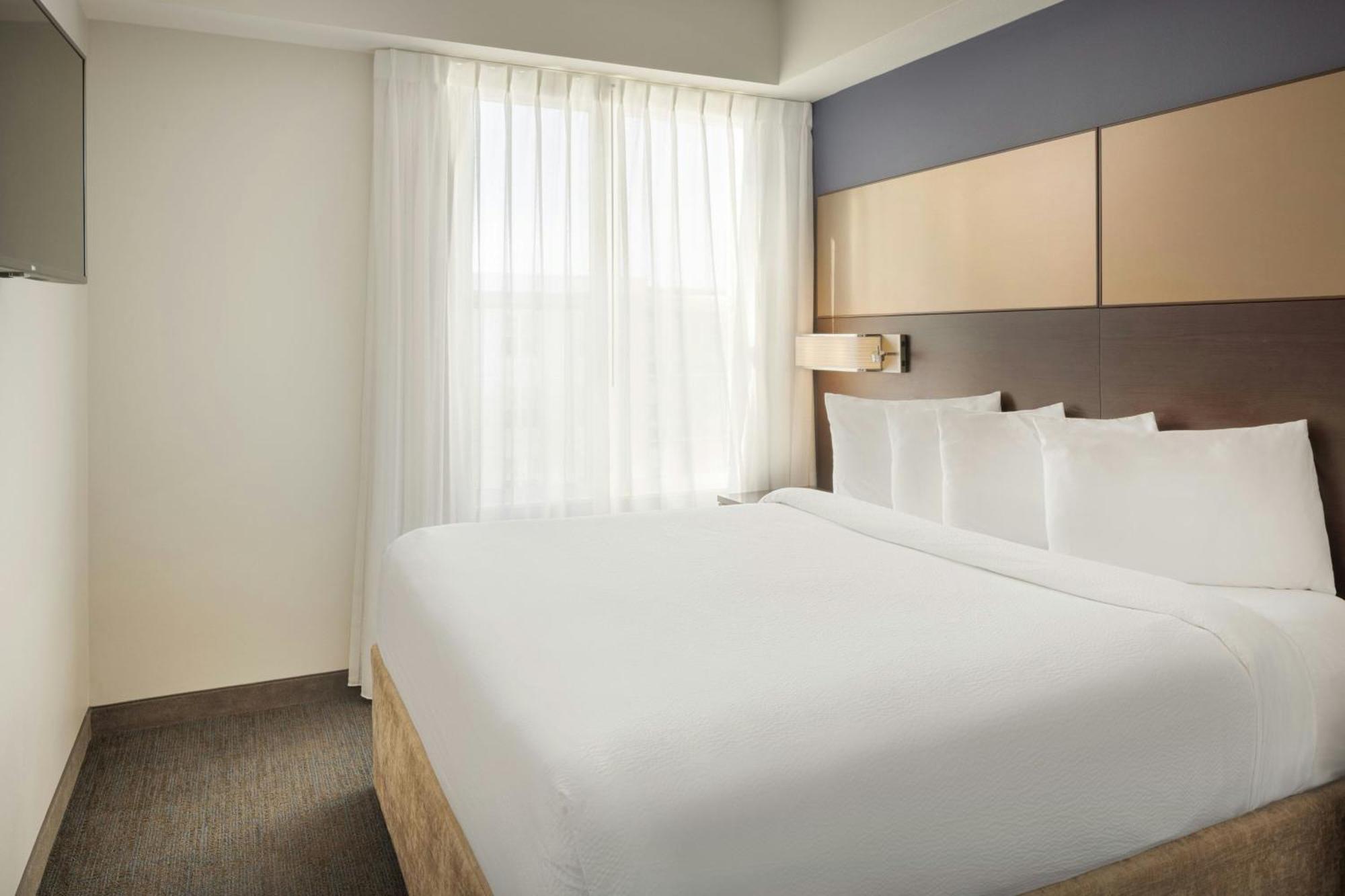 Two-Bedroom Suite One King Bed Two Queen Beds