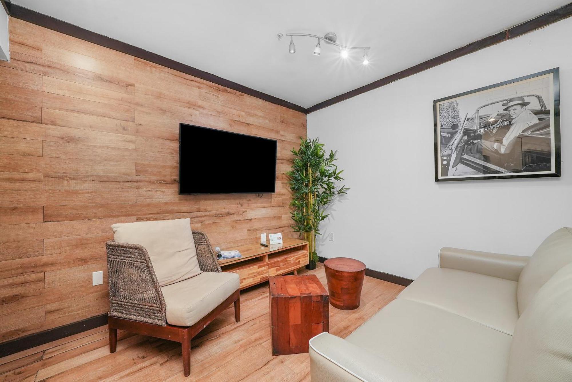 Deluxe One Bedroom King Suite