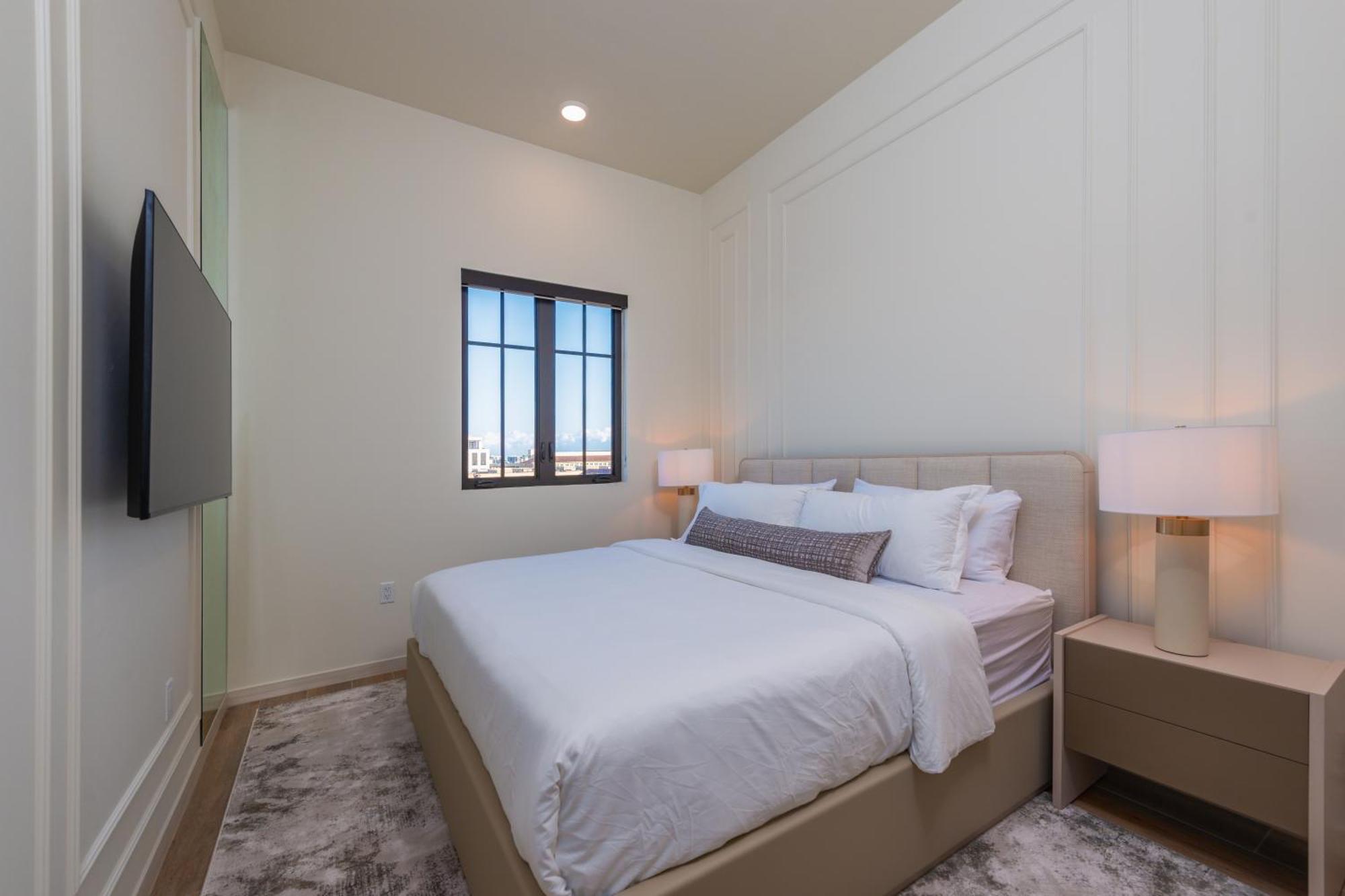 Classic One-Bedroom Apartment King Bed