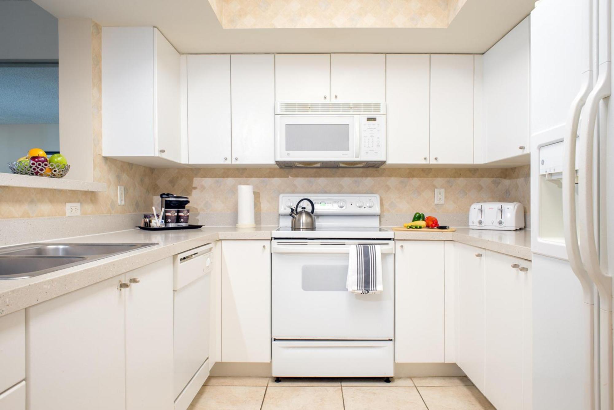 One-Bedroom Suite Partial Ocean View Non-Smoking