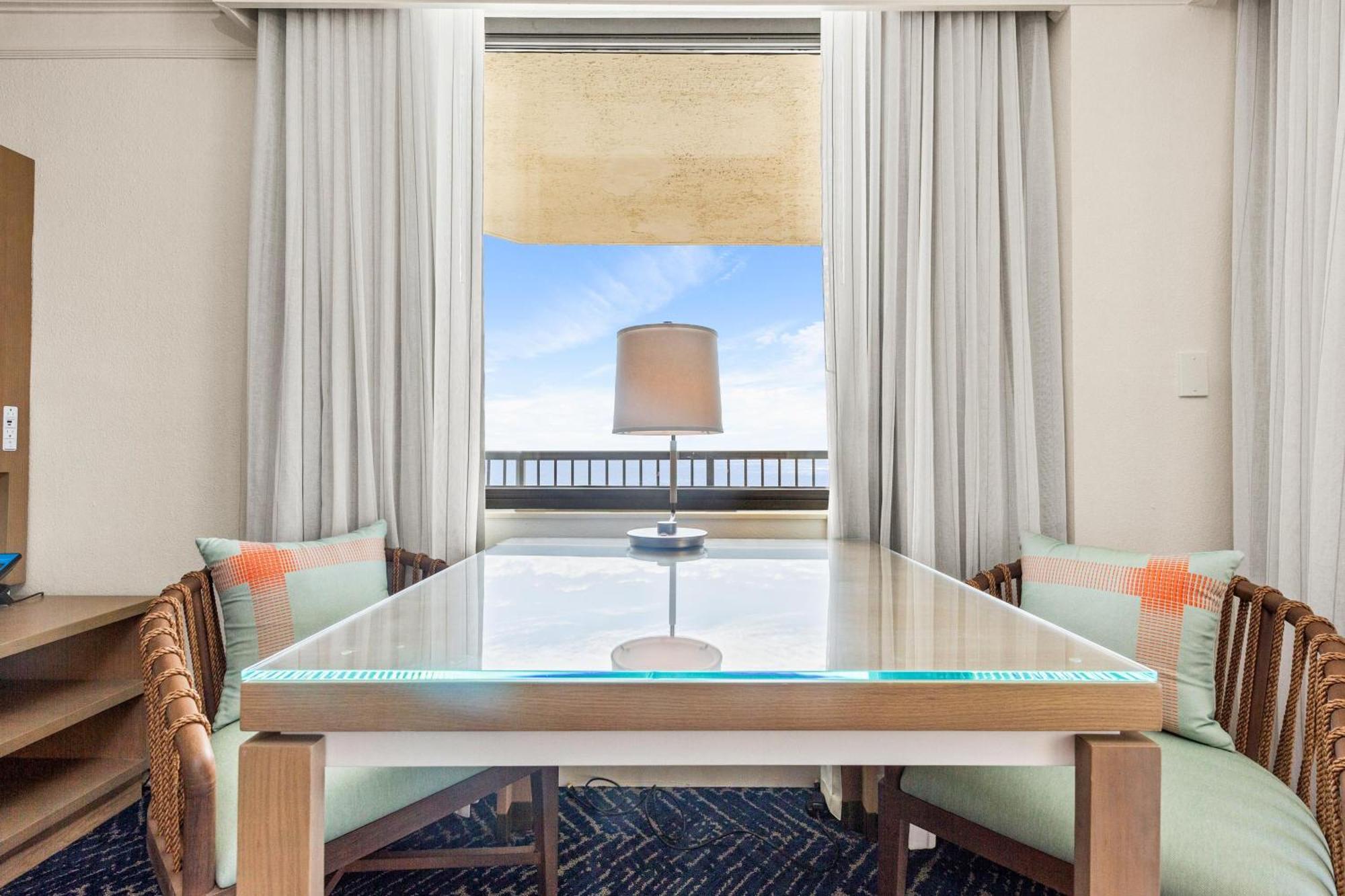 Queen Deluxe Junior Suite - Beachfront