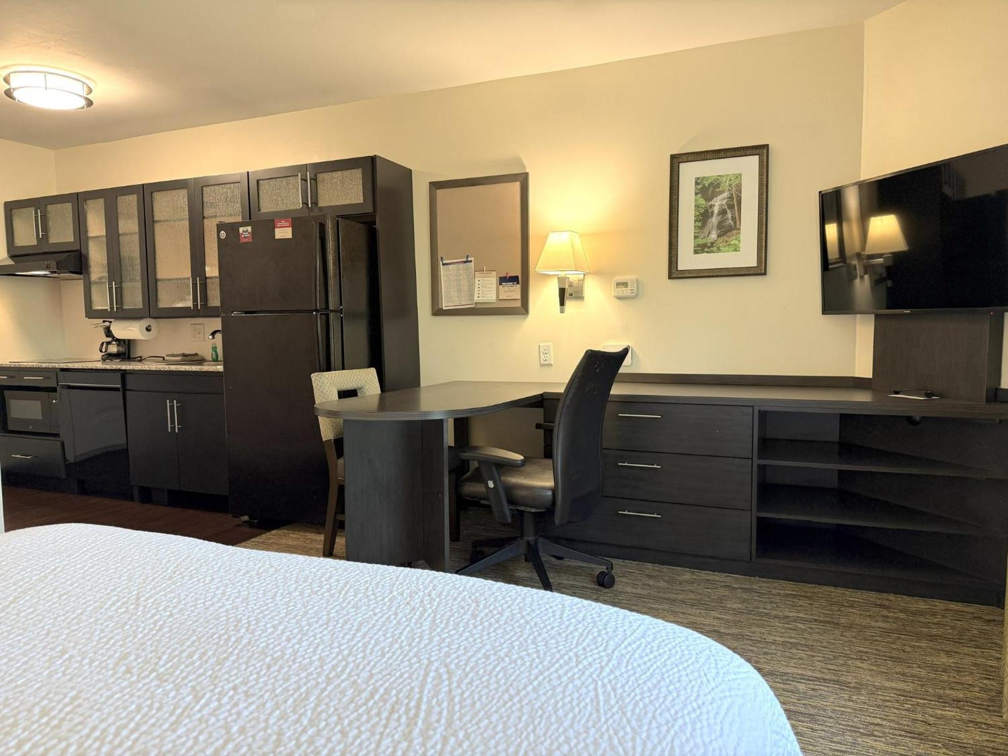 Queen Studio Suite Mobility Access Tub or Non-Smoking