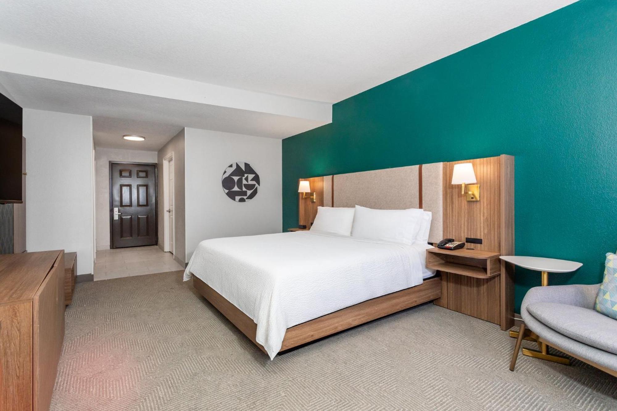 Standard King Room City View
