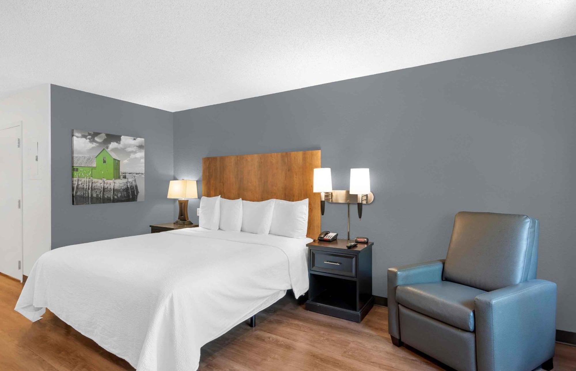 Queen studio 1 Queen Bed Disability Access or Non-Smoking