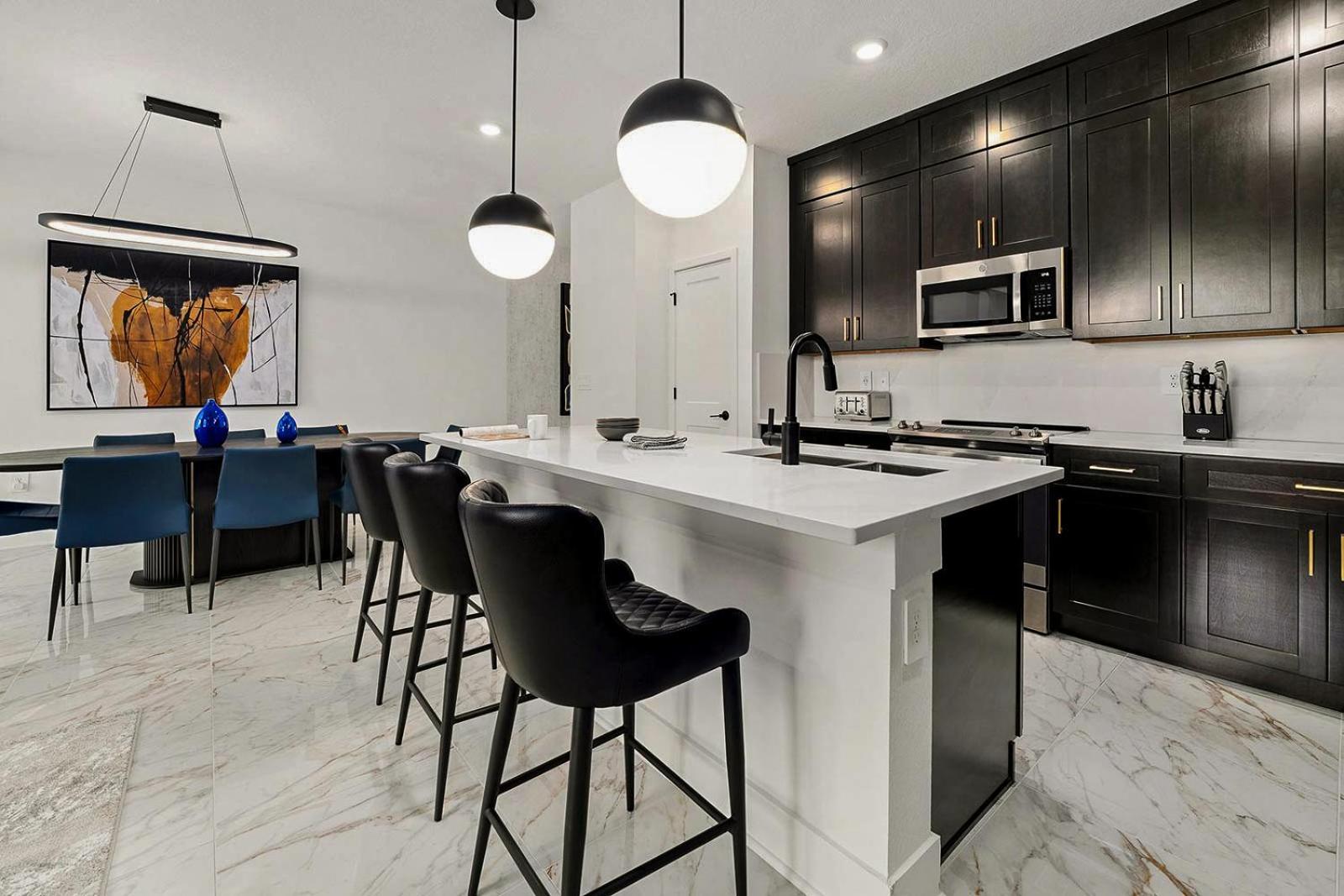 4 Bedroom Townhome Private Pool & Kitchen