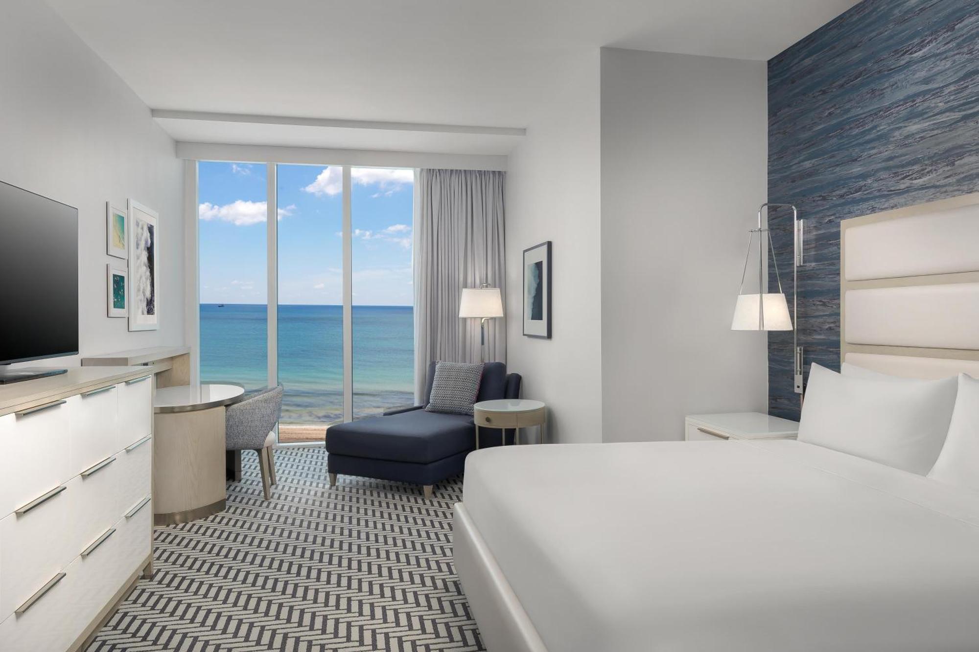 King Room Bath Tub Oceanfront Mobility Accessible