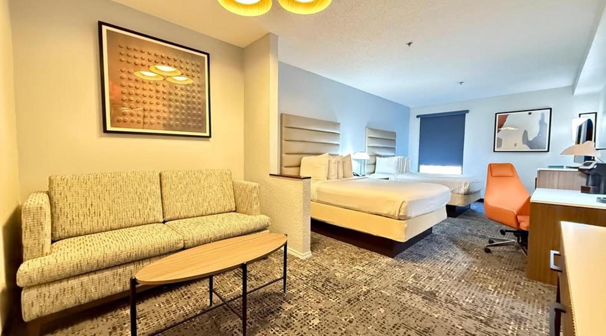 Family Queen Suite Sofa Bed Non-Smoking