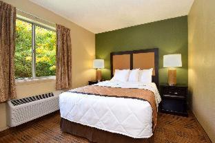 Deluxe Studio with 1 Queen Bed - Non-Smoking