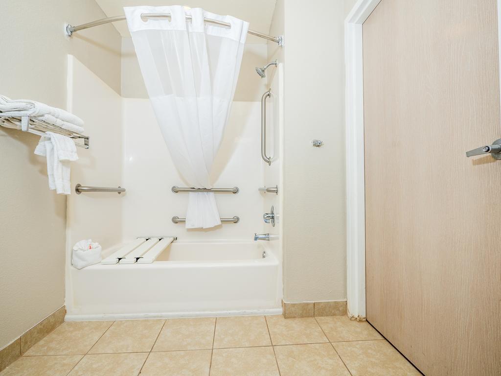 Queen Room - Mobility/Hearing Accessible - Non-Smoking