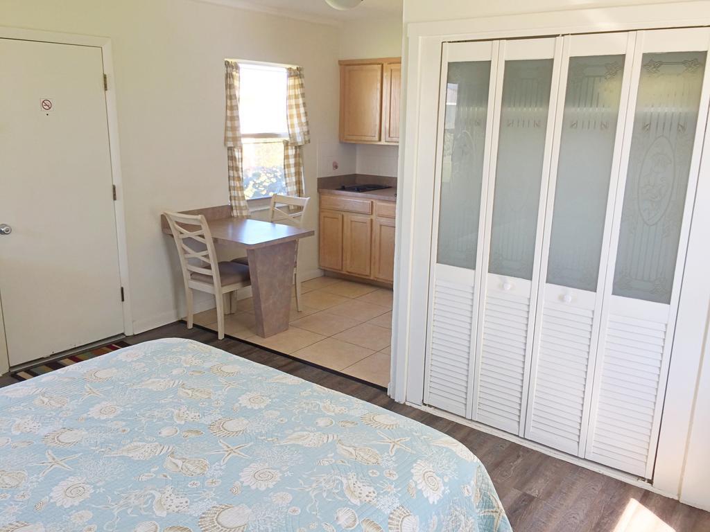 Queen Kitchenette