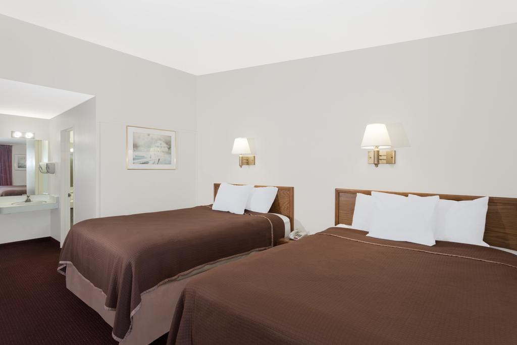Queen Room with Two Queen Beds - Non-Smoking,705285244:JPEG