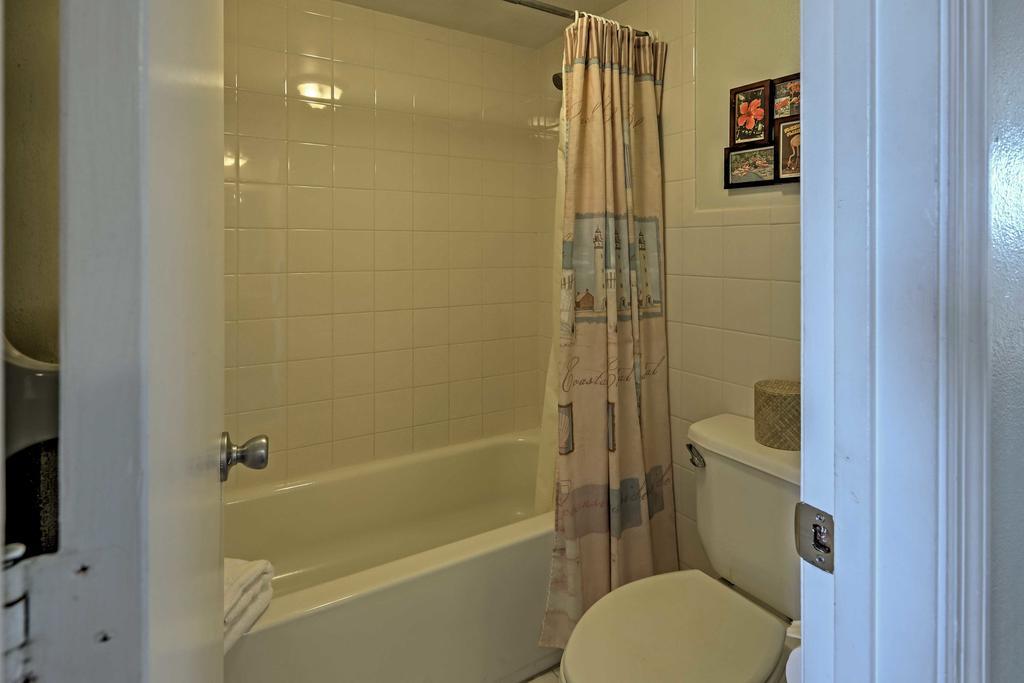 1 Queen Bed 1st Floor Ocean Front with Patio,664054128:JPEG
