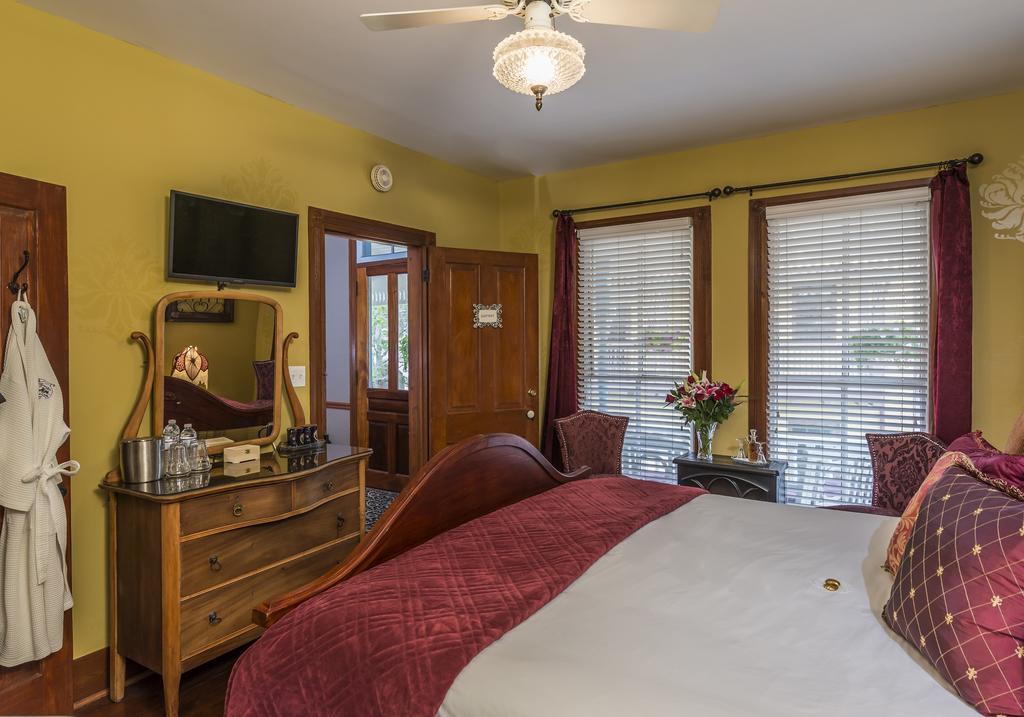 Deluxe King Room Garnet Room