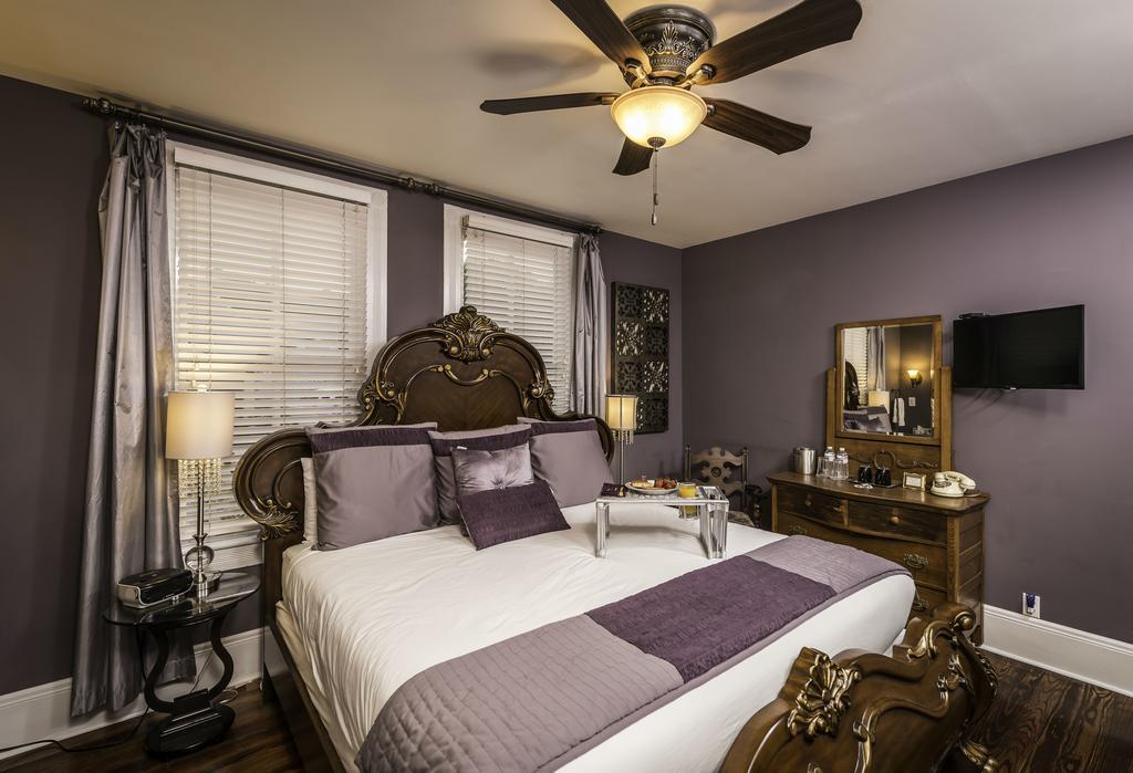 Deluxe King Room Tanzanite Room