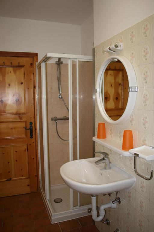 One King Bed Roll Shower