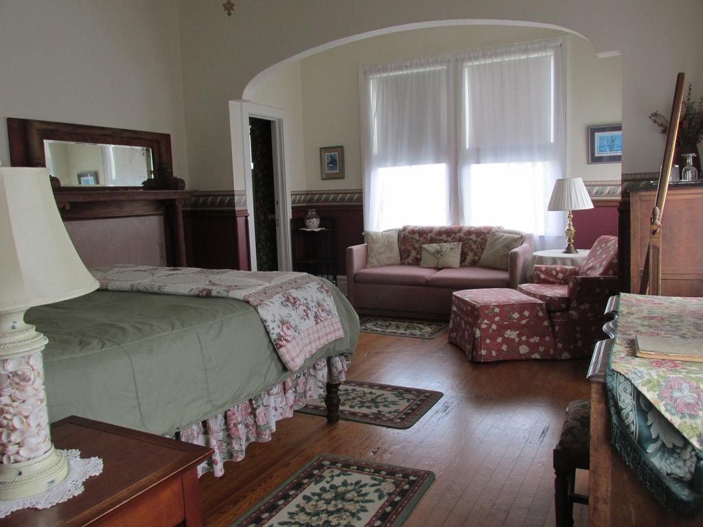 Double Room with Private Bathroom (Elizabeth)