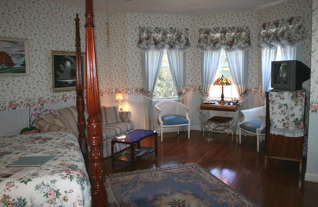 Queen Room with Pool View Not Pet Friendly