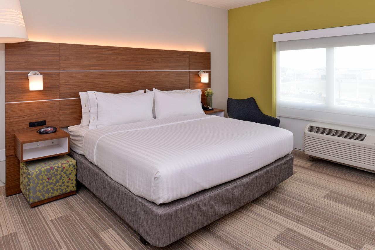 Standard King Room with Roll-in Shower - Mobility Accessible,1756651652:JPEG