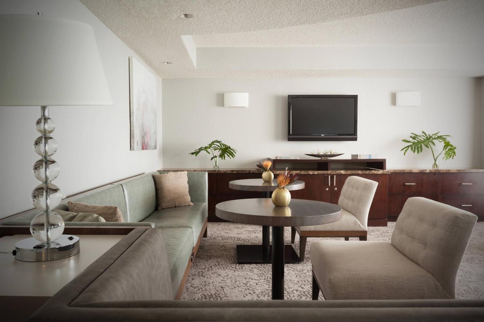 Concierge level Guest room 1 King High floor