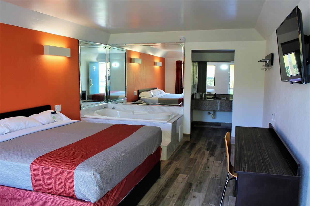Suite with Spa Bath,727732012:JPEG