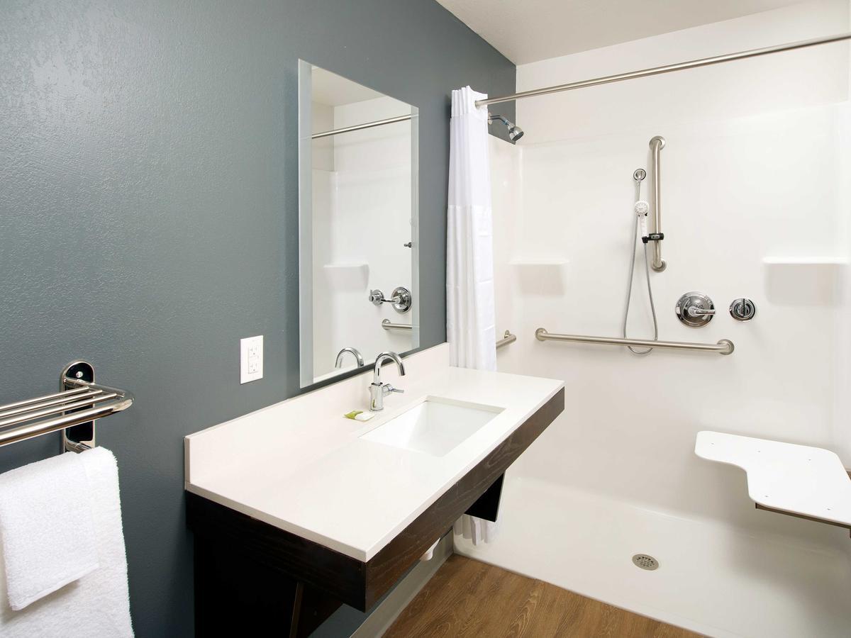 Queen Room Roll Shower Disability Access or Non-Smoking